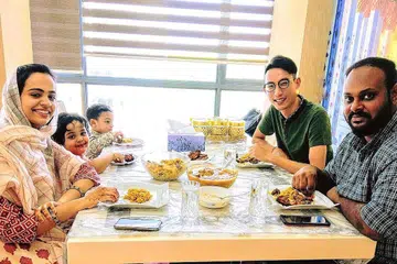 BERAYA BERSAMA: Cik Fauzia Rani (bertudung) dan suami, Encik Abdul Farhan menjadi tuan rumah kepada Encik Han An Lau (dua dari kanan) tahun ini. Encik Han beraya bersama keluarga Islam itu bagi menikmati sendiri sambutan Aidilfitri. - Foto INTERFAITH YOUTH CIRCLE