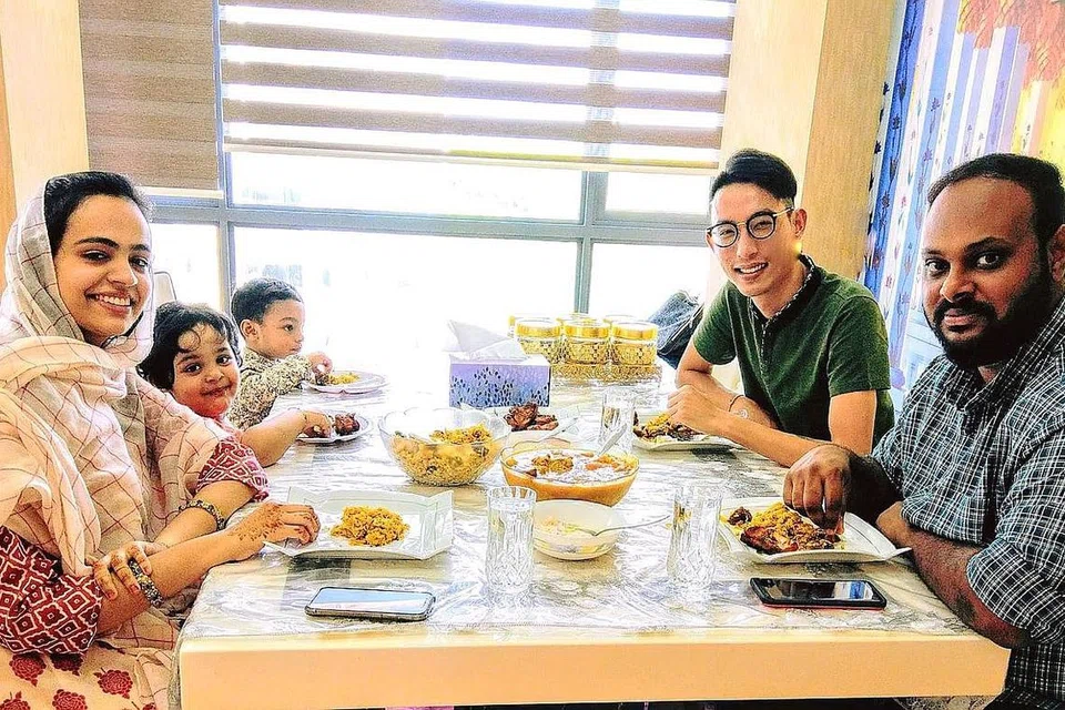 BERAYA BERSAMA: Cik Fauzia Rani (bertudung) dan suami, Encik Abdul Farhan menjadi tuan rumah kepada Encik Han An Lau (dua dari kanan) tahun ini. Encik Han beraya bersama keluarga Islam itu bagi menikmati sendiri sambutan Aidilfitri. - Foto INTERFAITH YOUTH CIRCLE