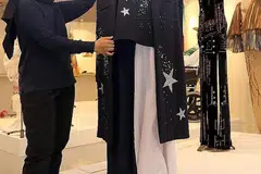 LUAHAN IDENTITI MUSLIMAH: Menurut Cik Sulis, Muslimah yang berpakaian sopan dan berhijab tidak bermakna tidak bergaya. Rekaan beliau menggabungkan hiasan lambang Islam seperti bulan sabit dan bintang serta skim warna yang menggambarkan waktu fajar. - Foto SHAHRIYA YAHAYA