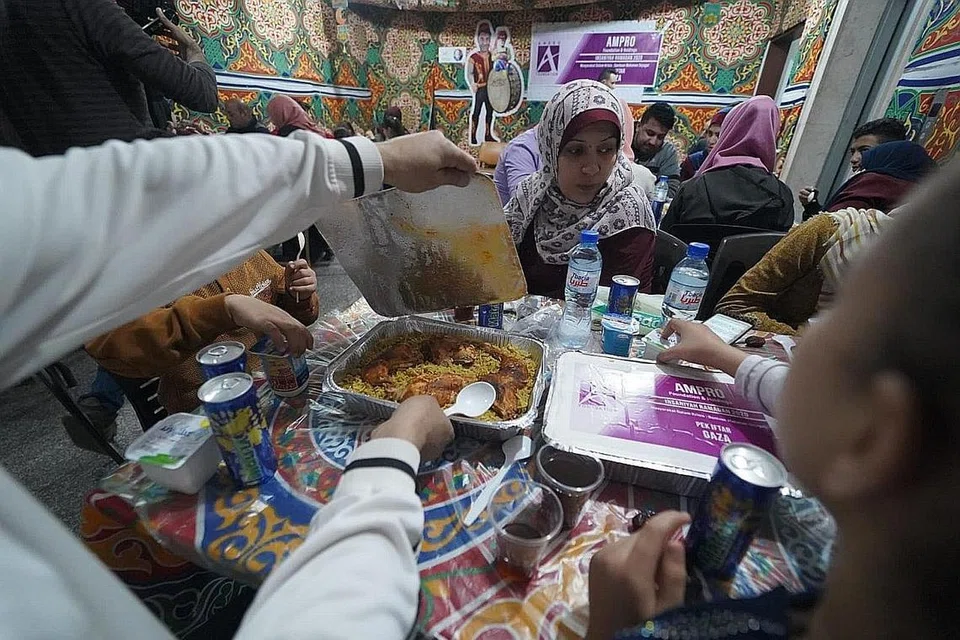 BANTUAN: Agihan Pek Iftar di Gaza, Palestin, untuk mereka yang memerlukan. - Foto AMPRO
