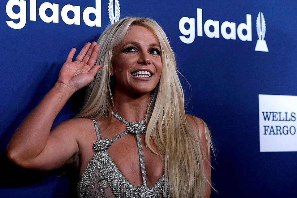 BERTELINGKAH: Pelakon Jamie Lynn Spears dan kakaknya, Britney (atas) kini bermusuhan.