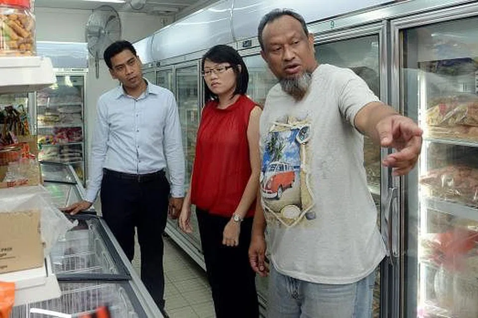 PELANGGAN BERKURANGAN: Encik Ali (kanan) menunjukkan Encik Hamdan dan penasihat Pusat SME, Cik Sharlene Zhuang, antara produk yang ditawarkan dan kurang laris. - Foto-foto TAUFIK A. KADER