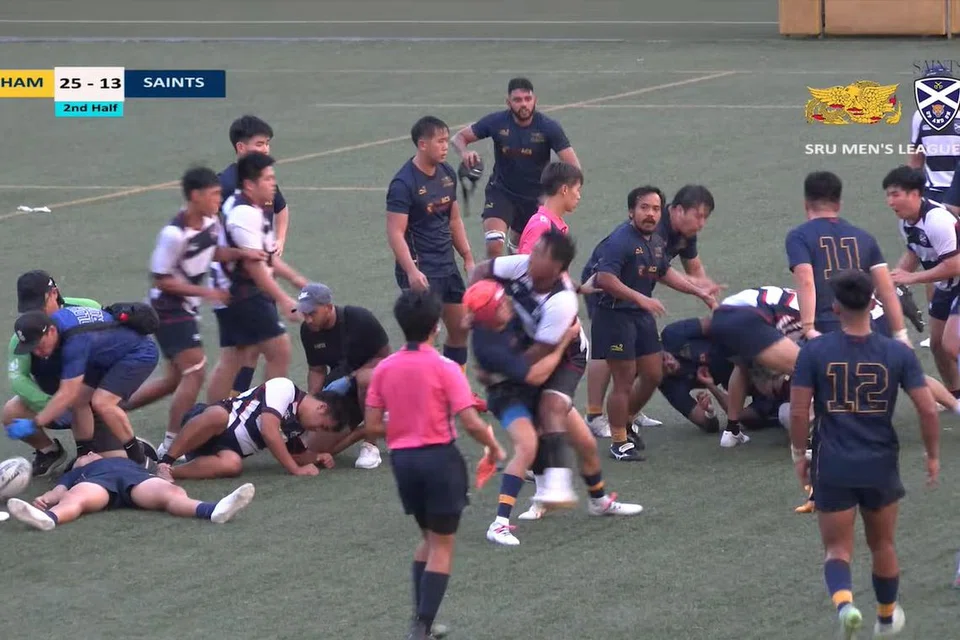 BERGADUH: Pergaduhan tercetus selepas pemain daripada Saints menendang pesaingya yang sedang terbaring.