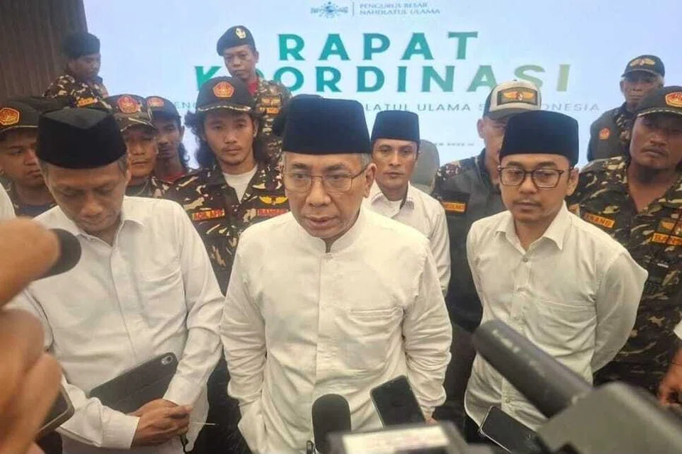 Dalam hantaran pada 23 November di Instagramnya,  pengerusi tersingkir Nahdlatul Ulama (NU) Yahya Cholil Staquf (tengah) menegaskan tidak akan meletak jawatan setelah NU memintanya meletak jawatan kerana mengundang seorang cendekiawan Amerika Syarikat yang dikenali kerana sokongannya bagi Israel semasa perang Gaza.