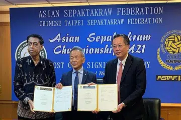 KEMBANG SAYAP: (Dari kiri) Halim bergambar bersama naib pengerusi Jawatankuasa Olimpik Chinese Taipei Yeh Chen-Yen dan Persekutuan Sepak Takraw Chinese Taipei Tsai Hung-Peng di majlis memeterai persetujuan Chinese Taipei selaku tuan rumah Kejohanan Sepak Takraw Belia Bawah 21 Tahun Asia 2023 pada 6 Januari. - Foto ihsan ABDUL HALIM KADER