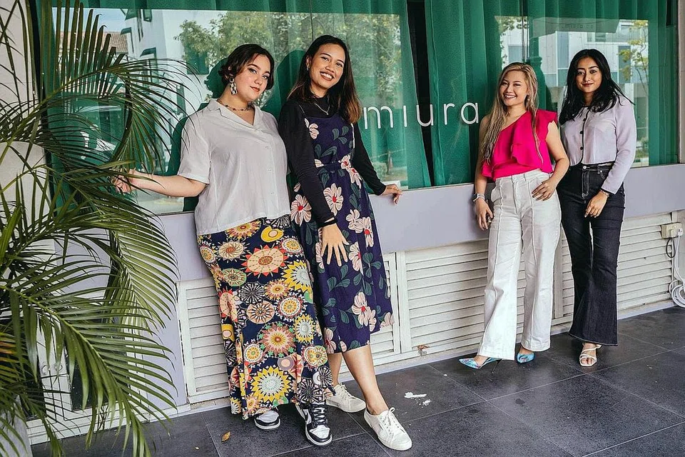 ANJUR BAZAR BERKONSEP BARU: (Dari kiri) Cik Aisyah Kennerley, Cik Nurul Syafiqah Mohd Muhdi, Cik Ainur Rosyieqa Mohamad Anuar dan Cik Ferina Arriyani Mohd Fairuz menceburi perancangan bazar bagi meneruskan perniagaan dan bantu peniaga kekal relevan. - Foto BH oleh NUR DIYANA TAHA