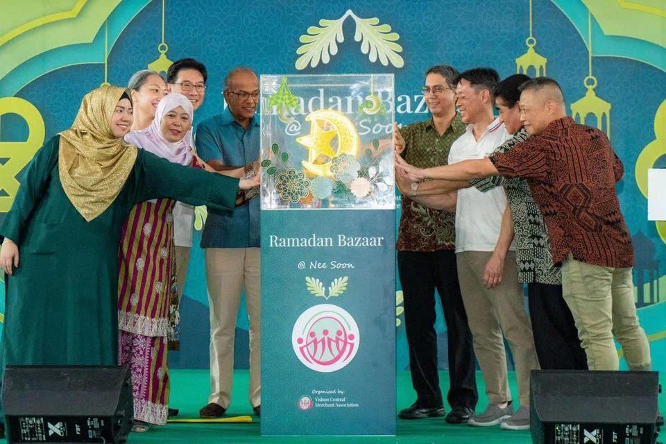 Menteri Ehwal Dalam Negeri merangkap Undang-Undang, Encik K. Shanmugam (lima dari kiri); Menteri Negara (Ehwal Dalam Negeri merangkap Pembangunan Negara), Profesor Madya Dr Muhammad Faishal Ibrahim (empat dari kanan); bersama Anggota Parlimen (AP) GRC Nee Soon dan penganjur bazar Ramadan GRC Nee Soon pada 9 Mac.