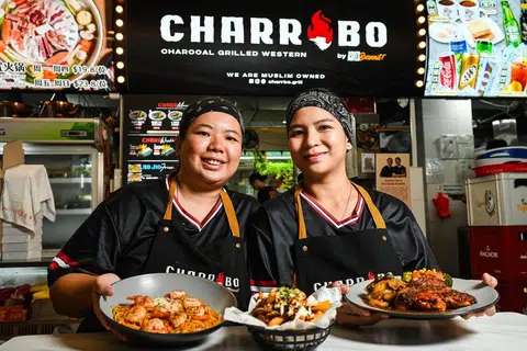 Cik Norhaidah Ramlee (kanan) dan Cik Jessica Tan, dua bekas pensyarah kulinari di Institut Pendidikan Teknikal (ITE) kini mengusahakan gerai Charrbo Grill bersama di Yishun. 