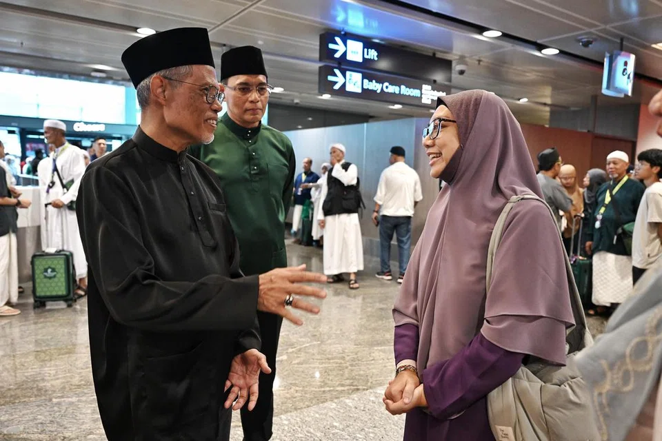 (Dari kiri) Menteri Bertanggungjawab bagi Ehwal Masyarakat Islam, Encik Masagos Zulkifli Masagos Mohamad dan Ketua Eksekutif Muis, Encik Kadir Maideen bertemu Cik Mastura Ahmad di Lapangan Terbang Changi pada 10 Jun.