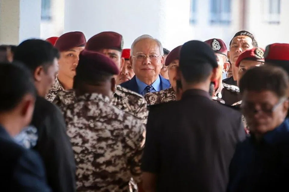 Bekas perdana menteri keenam Malaysia keenam, Encik Najib Tun Razak (tengah), diperintah membela diri atas tuduhan salah guna kedudukan dan penyelewengan dana 1Malaysia Development Berhad bernilai RM2.3 bilion oleh Mahkamah Tinggi Kuala Lumpur, pada 30 Oktober.