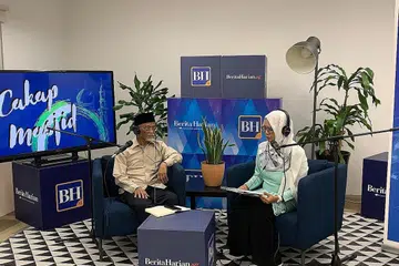 BINCANG PERIHAL AGAMA: Siri podcast terbaru Berita Harian berjudul 'Cakap Masjid' membincangkan isu agama dalam suasana santai bersama asatizah setempat. Dalam episod kedua, tokoh agama Ustaz Pasuni Maulan membincangkan tentang topik amal jariah dan rumah tangga bersama pengacara yang juga koresponden BH Shahida Sarhid. - Foto BH oleh SITI AISYAH NORDIN