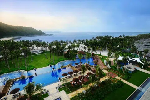 LUHUITOU Sanya Resort dikelilingi kehijauan subur dan berlatarbelakangkan lautan luas. 
