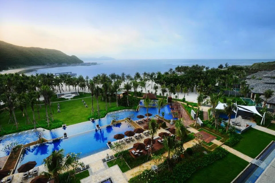 LUHUITOU Sanya Resort dikelilingi kehijauan subur dan berlatarbelakangkan lautan luas. 