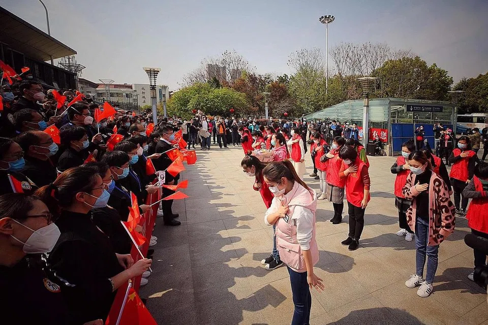 DI WUHAN - TERIMA KASIH: Relawan dari Wuhan mengucapkan terima kasih kepada pasukan perubatan dari Jiangsu, China, sebelum mereka meninggalkan wilayah itu selepas jumlah kes koronavirus di negara itu berkurangan. - Foto AFP