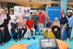 Pemangku Menteri Bertanggungjawab bagi Ehwal Masyarakat Islam, Profesor Madya Dr Muhammad Faishal Ibrahim (duduk, tiga dari kiri) meninjau reruai Berita Harian di acara Raikan Ilmu@Heartlands di Our Tampines Hub pada 13 Jun. Bersamanya ialah (dari kiri, duduk) Menteri Negara (Penerangan dan Pembangunan Digital merangkap Kesihatan), Cik Rahayu Mahzam; Menteri Negara Kanan (Kemampanan dan Sekitaran merangkap Pertahanan), Encik Zaqy Mohamad; Setiausaha Parlimen Kanan (Pendidikan merangkap Pembangunan Negara), Dr Syed Harun Alhabsyi; Anggota Parlimen GRC Pasir Ris-Changi, Encik Sharael Taha; Ketua Pegawai Eksekutif (CEO) Mendaki, Encik Mohamed Feroz Mohamed Akber serta kakitangan Berita Harian.