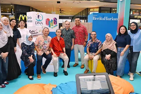 Pemangku Menteri Bertanggungjawab bagi Ehwal Masyarakat Islam, Profesor Madya Dr Muhammad Faishal Ibrahim (duduk, tiga dari kiri) meninjau reruai Berita Harian di acara Raikan Ilmu@Heartlands di Our Tampines Hub pada 13 Jun. Bersamanya ialah (dari kiri, duduk) Menteri Negara (Penerangan dan Pembangunan Digital merangkap Kesihatan), Cik Rahayu Mahzam; Menteri Negara Kanan (Kemampanan dan Sekitaran merangkap Pertahanan), Encik Zaqy Mohamad; Setiausaha Parlimen Kanan (Pendidikan merangkap Pembangunan Negara), Dr Syed Harun Alhabsyi; Anggota Parlimen GRC Pasir Ris-Changi, Encik Sharael Taha; Ketua Pegawai Eksekutif (CEO) Mendaki, Encik Mohamed Feroz Mohamed Akber serta kakitangan Berita Harian.
