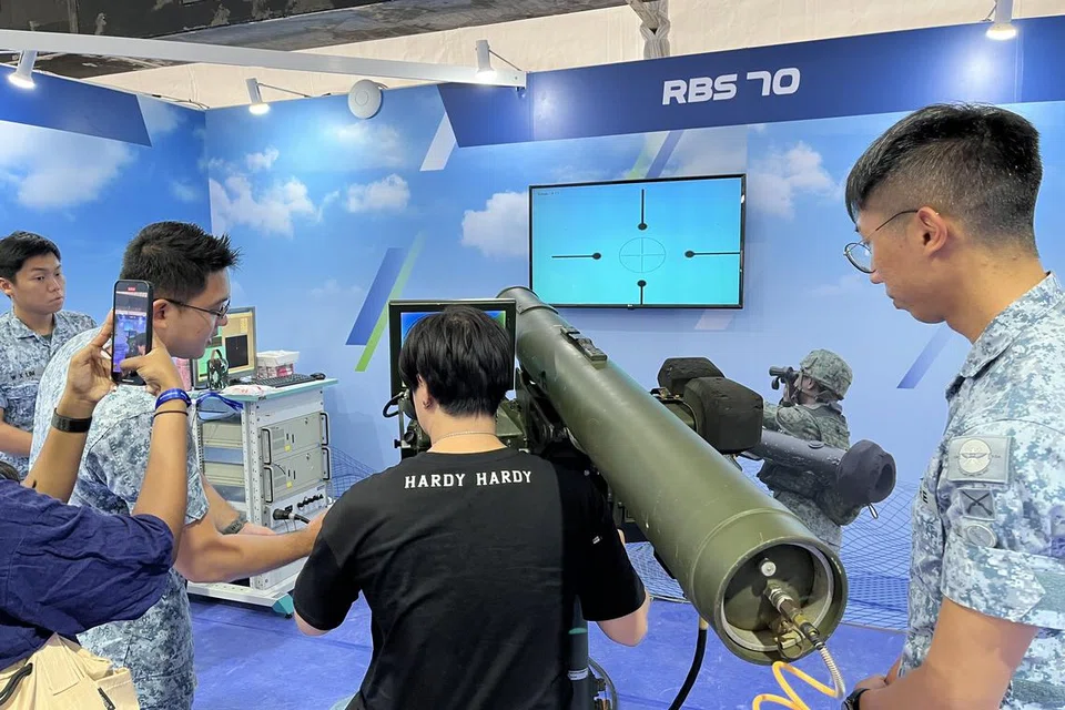 SIMULASI MENEMBAK: Seorang pengunjung di Rumah Terbuka RSAF mencuba bermain simulasi Sistem Robot 70 (RBS70) untuk menembak pesawat musuh.