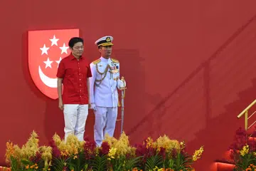 Perdana Menteri, Encik Lawrence Wong, menonton Perbarisan Hari Kebangsaan (NDP) yang ke-59 selaku Perdana Menteri buat kali pertama sejak mengangkat sumpah pada Mei lalu.