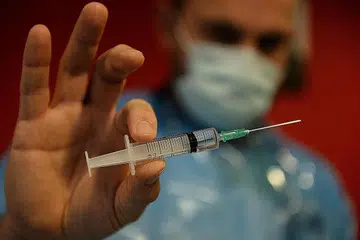 SUNTIKAN BARU: Pandemik Covid-19 bukan sahaja menyuntik virus ke dalam kehidupan warga dunia bahkan kelainan terhadap bahasa harian yang kita gunakan sekarang. Misalnya, kini wujud istilah baharu seperti 'jejak kontak' dan 'penjarakan fizikal'.