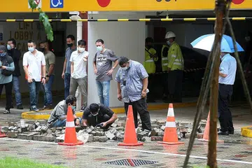 LETUPAN KECIL: Salah satu lurang di Blok 439 Bukit Batok West meletup pagi semalam. Menurut SCDF tiada kebakaran berlaku dan tiada kecederaan yang dilaporkan. - Foto BH oleh ZAIHAN MOHAMED YUSOF