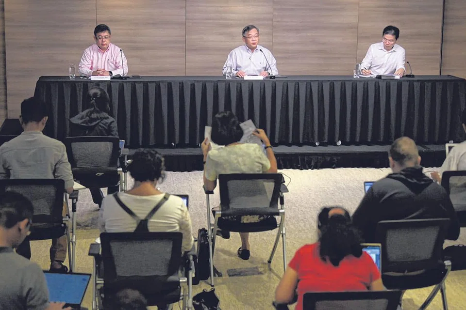 LANGKAH BARU: Encik Gan, yang diapit Encik Lawrence Wong (kanan) dan Pengarah Perkhidmatan Perubatan, Profesor Madya Kenneth Mak, sewaktu sidang media pasukan bertindak bagi rentas kementerian bagi Covid-19 semalam, berkata langkah pencegahan tambahan terbaru yang diambil pemerintah adalah untuk mengehadkan bilangan orang yang berkumpul untuk tempoh yang lama. - Foto BH oleh MARK CHEONG