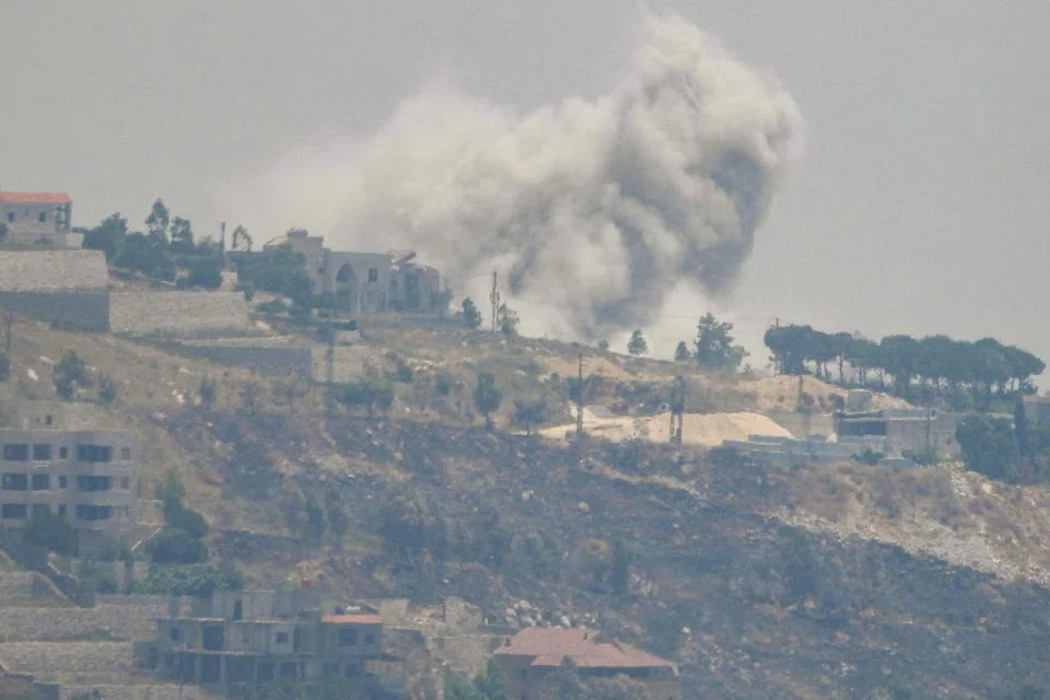 Asap berkepul-kepul semasa pengeboman Israel di perkampungan sempadan selatan Lebanon, Khiam, pada 5 Jun.