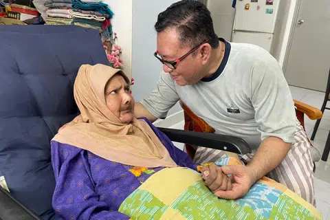 Ungku Sulaiman Ungku Aziz (kanan) perlu berhenti kerja dan menjaga isterinya, Zaleha Hamid, setiap masa sejak diserang angin ahmar dan menjadi lumpuh.  