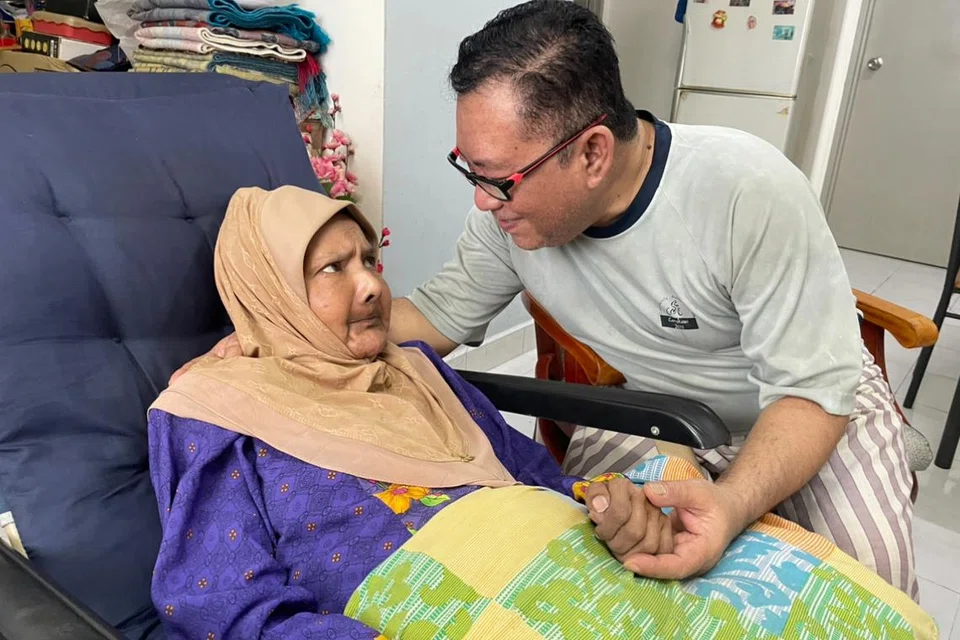 Ungku Sulaiman Ungku Aziz (kanan) perlu berhenti kerja dan menjaga isterinya, Zaleha Hamid, setiap masa sejak diserang angin ahmar dan menjadi lumpuh.  