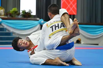 
Atlet jujitsu Singapura, Paul Lim Tian Zhi (kiri), tewas 0-4 apabila menentang Aunjai Chanwit (kanan) dalam acara peringkat terakhir (Ne-Waza bawah 77 kilogram lelaki) di Sukan SEA 2025.