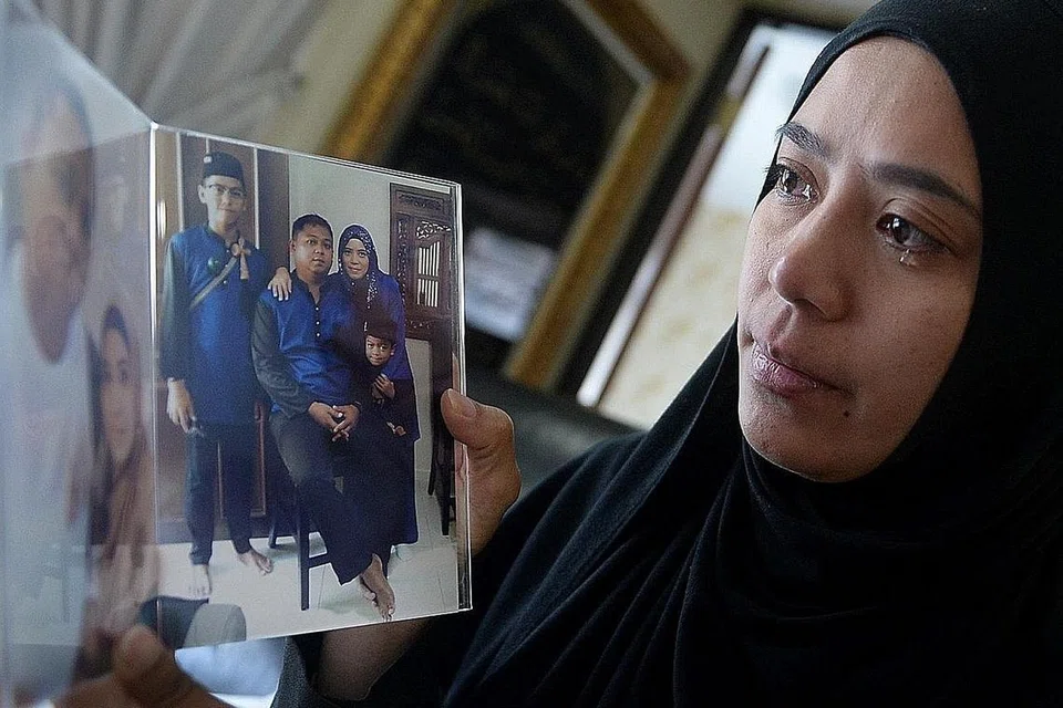 KEHILANGAN MASIH TERASA: Cik Norlin berkata beliau merindukan mesej-mesej teks arwah suaminya sejak arwah suaminya meninggal dunia akibat penyakit barah sekitar dua bulan lalu dan meninggalkannya untuk membesarkan dua anak mereka. - Foto-foto TAUFIK A. KADER