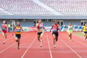 LARIAN RATU PECUT: Shanti Pereira (nombor 111) yang meraih pingat emas dalam acara larian pecut 200 meter semasa Sukan SEA 2015 telah memenangi acara 100 meter Ahad lalu dengan catatan masa 11.74 saat di Stadium Wunna Theikdi di Naypyitaw. - Foto MAJLIS SUKAN UNIVERSITI SINGAPURA