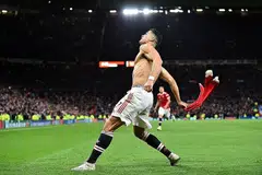 LARIAN WIRA: Bintang United, Cristiano Ronaldo, membuka jersi sambil berlari ke arah penyokong pasukan selepas menyumbatkan gol kemenangan United pada detik-detik terakhir pertarungan dengan Villarreal. - Foto EPA-EFE