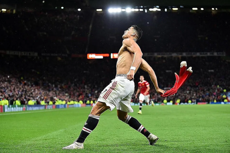 LARIAN WIRA: Bintang United, Cristiano Ronaldo, membuka jersi sambil berlari ke arah penyokong pasukan selepas menyumbatkan gol kemenangan United pada detik-detik terakhir pertarungan dengan Villarreal. - Foto EPA-EFE