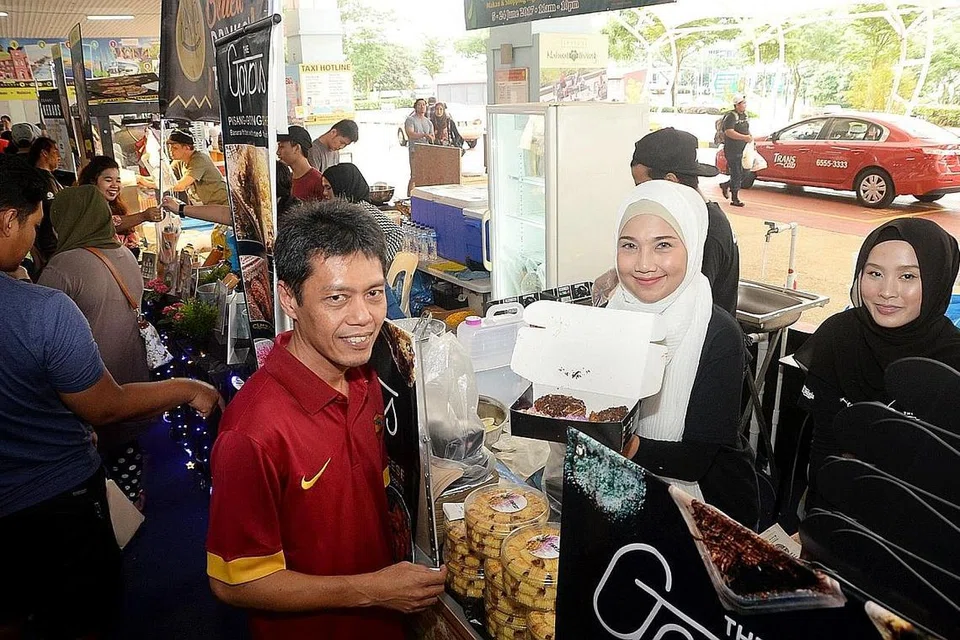 TEROKA BAZAR BARAT: Cik Nur Sherillin (paling kanan) gembira dapat mendekati pelanggan di kawasan barat Singapura setelah tertumpu di timur sejak dua tahun lalu semasa Ramadan.