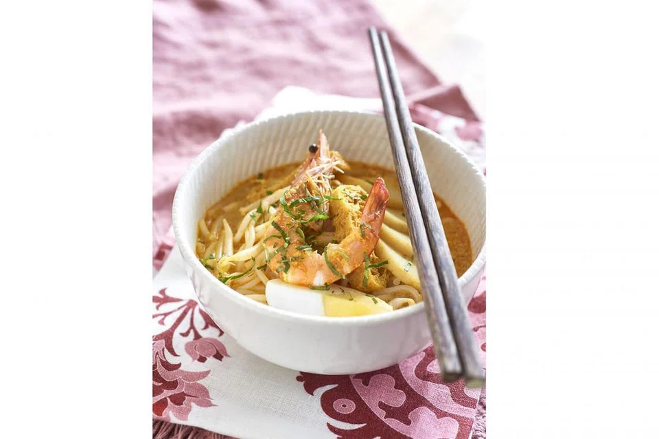 LAKSA ASAM, LAKSA LEMAK: Sesuai dengan namanya, laksa asam atau kadangkala dipanggil laksa Pulau Pinang, rasa masam daripada asam gelugur yang digunakan. Selain dikisar, ikan yang menjadi bahan utamanya juga dicarik menjadi kepingan. Ia dihidangkan bersama hirisan timun, nanas, bawang besar, cili merah dan petis. Laksa lemak (atas) pula dimasak menggunakan santan, ikan yang dikisar, bebola ikan dan tauhu kering serta daun kesum bagi membangkitkan aroma kuahnya. - Foto JAMILAH M. HASSAN, RAVE PHOTOGRAPHY