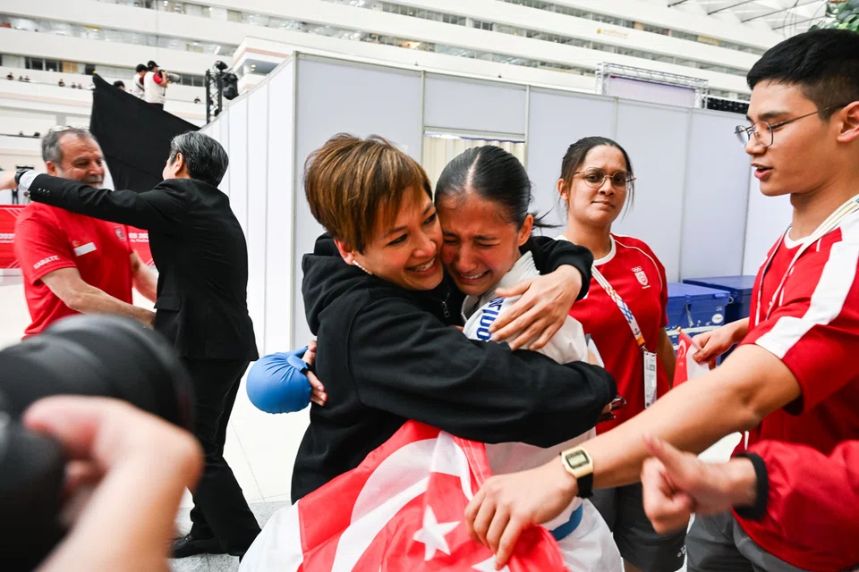Marissa Hafezan (tengah)  dipeluk oleh ibu, Rosmawarni Zaman Hafezan sejurus selepas memenangi pingat emas. 