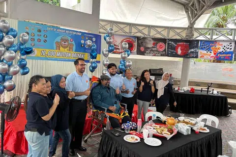 BERGAMBAR:  Ketua Parti Pekerja (WP) Encik Pritam Singh (tiga dari kiri); dan Anggota Parlimen (Aljunied GRC) Encik Faisal Manap (tiga dari kanan) bergambar bersama pengasas FFFA, Encik Nizar Mohd Shariff; anak Encik Nizar dan ketua operasi FFFA, Encik Sheik Mohd Ammar Nizar; dan kakitangan FFFA.