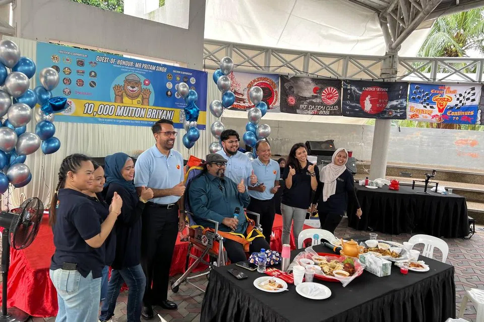 BERGAMBAR:  Ketua Parti Pekerja (WP) Encik Pritam Singh (tiga dari kiri); dan Anggota Parlimen (Aljunied GRC) Encik Faisal Manap (tiga dari kanan) bergambar bersama pengasas FFFA, Encik Nizar Mohd Shariff; anak Encik Nizar dan ketua operasi FFFA, Encik Sheik Mohd Ammar Nizar; dan kakitangan FFFA.