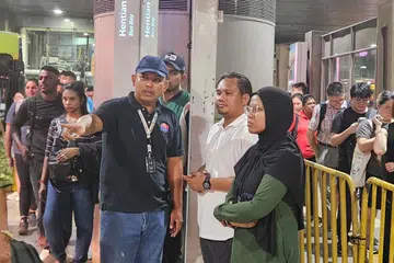 Pengerusi Jawatankuasa Kerja Raya, Pengangkutan, Infrastruktur dan Komunikasi Johor, Encik Mohamad Fazli Mohamad Salleh (tengah, berbaju putih), melakukan tinjauan di ruang menunggu bas di Bangunan Sultan Iskandar, Johor Bahru.