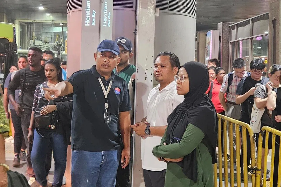 Pengerusi Jawatankuasa Kerja Raya, Pengangkutan, Infrastruktur dan Komunikasi Johor, Encik Mohamad Fazli Mohamad Salleh (tengah, berbaju putih), melakukan tinjauan di ruang menunggu bas di Bangunan Sultan Iskandar, Johor Bahru.