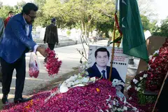 WARTAWAN DIBUNUH: Orang ramai dan ahli keluarga menziarahi pusara Allahyarham Arshad Sharif, 49 tahun, seorang wartawan Pakistan yang dibunuh polis tempatan, di Islamabad, pada 28 Oktober lalu. - Foto EPA-EFE