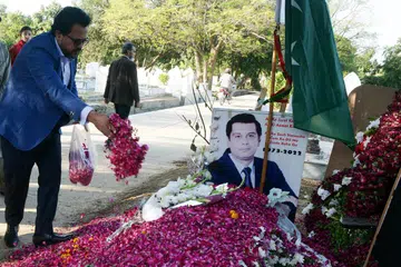 WARTAWAN DIBUNUH: Orang ramai dan ahli keluarga menziarahi pusara Allahyarham Arshad Sharif, 49 tahun, seorang wartawan Pakistan yang dibunuh polis tempatan, di Islamabad, pada 28 Oktober lalu. - Foto EPA-EFE
