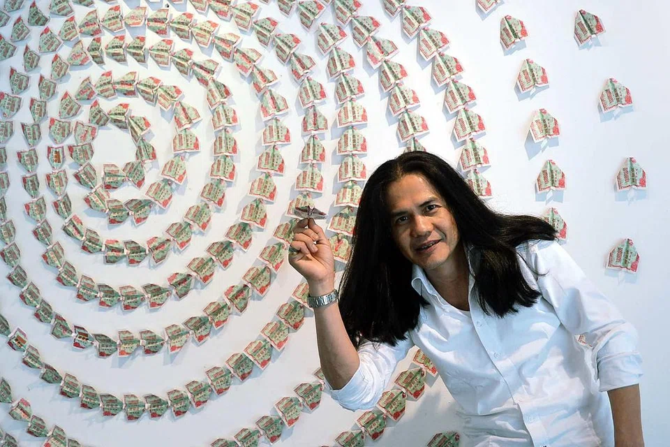 MENEROKA DINAMISME BUDAYA DAN IDENTITI: Sedang seniman Singapura, Adi Yadoni, menghasilkan lukisan ayam sebagai simbol tenaga, tuah dan cinta, seniman asal Indonesia yang kini menetap di Denmark, Awang Behartawan (gambar), pula menjana idea bagi karya geometri yang menggunakan kapal terbang kertas yang diperbuat daripada kertas berhala sebagai lambang putaran kehidupan. - Foto KHALID BABA