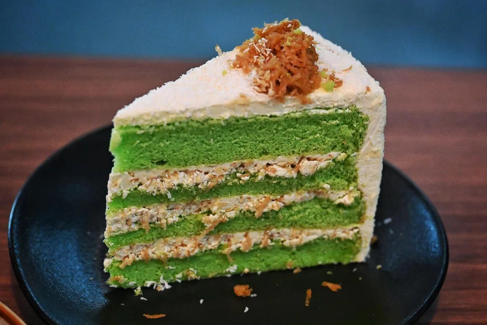 Antara pencuci mulut yang boleh dinikmati di kafe ini ialah kek onde-onde yang berharga $7.80.