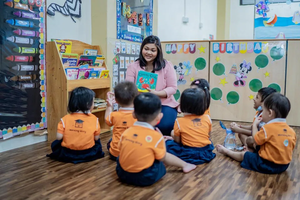 SAMBUT BAIK PERUBAHAN: Ketua tajaka Morning Glory di Boon Lay, Cik Yasmin Balik, berkata hanya satu atau dua murid datang ke tajaka itu pada satu Sabtu dalam sebulan manakala guru-gurunya datang ke kerja pada setiap Sabtu sama ada terdapat murid yang datang atau tidak. 