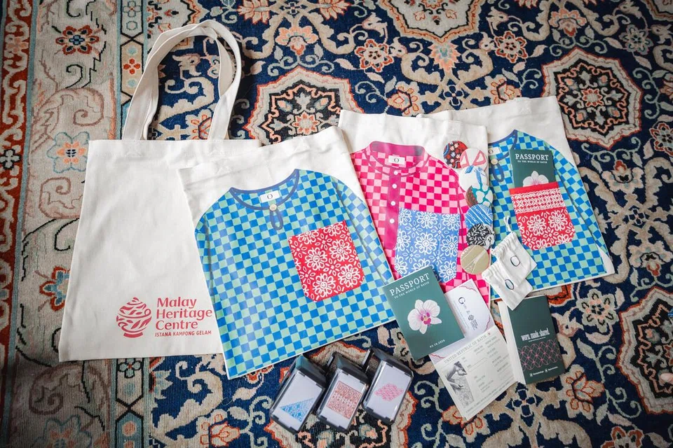 Beg kanvas dan Batik Passport yang membawa pengunjung menyusuri beberapa lokasi di Kampong Gelam sambil mengenali motif dan warisan batik. Laluan itu merupakan antara kegiatan Worn. Made. Shared. yang menghubungkan pengunjung dengan perniagaan dan ruang budaya di kawasan tersebut.