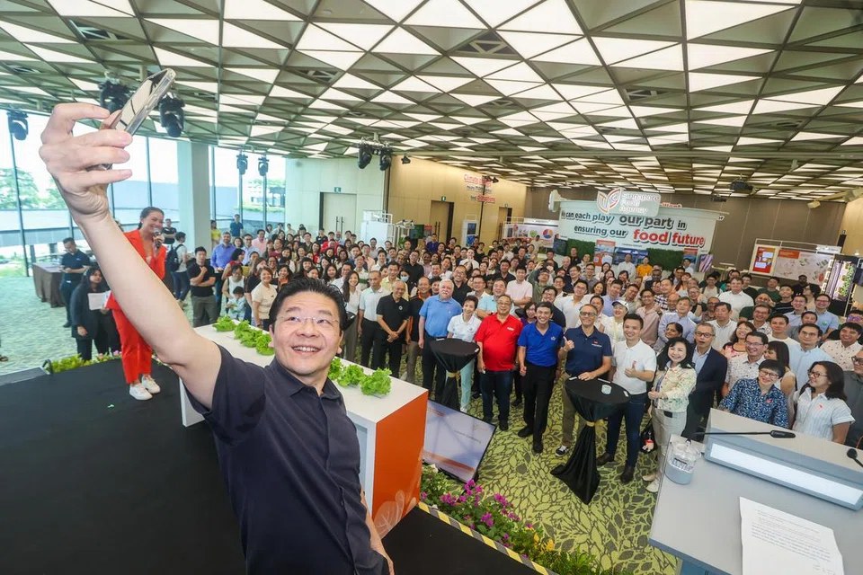TINGKAT KEPERLUAN MAKANAN: Timbalan Perdana Menteri, Encik Lawrence Wong, ketika menghadiri pelancaran pameran pelan induk Lim Chu Kang di Safra Choa Chu Kang pada Sabtu. 