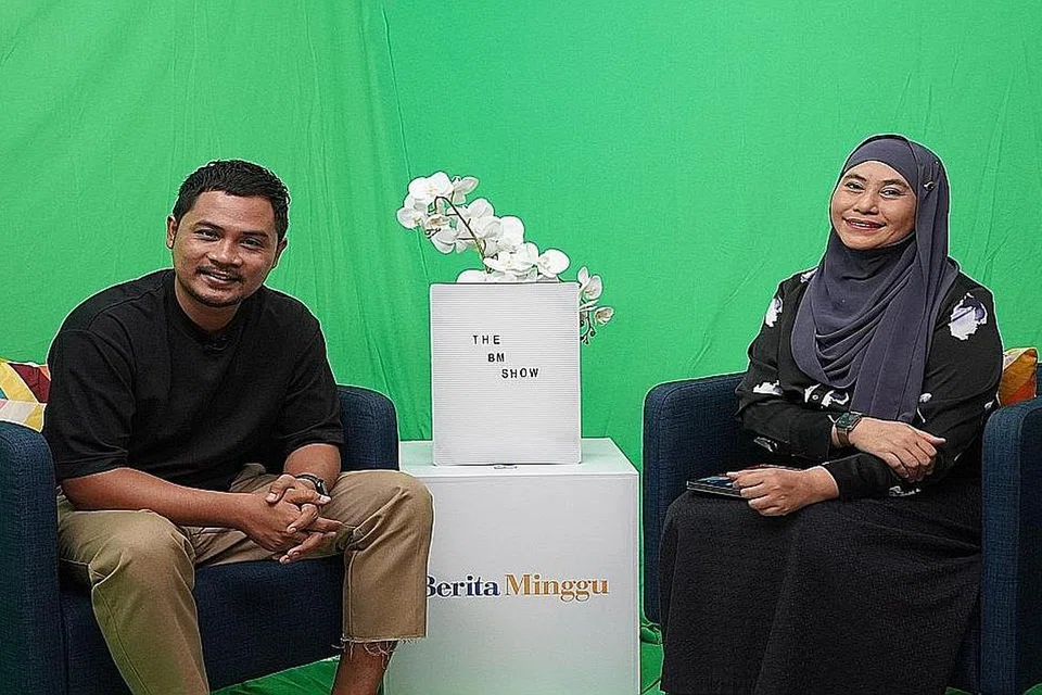 KENANGAN YANG TIDAK DAPAT DILUPAKAN: Dalam rancangan The BM Show musim ketiga, Syed Azmir, berkongsi cerita detik-detik pertandingan dan pasca Anugerah 2005. Beliau diwawancara oleh Cik Hanim Mohd Salleh. - Foto BM oleh NUR HUMAIRA SAJAT