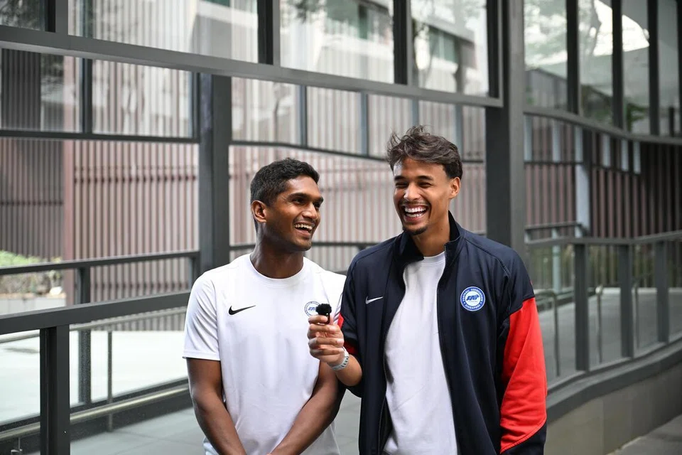 Penyerang skuad kebangsaan, Ilhan Fandi (kanan), bersama kapten Singa, Hariss Harun sebulat suara menekankan sikap jangan pandang remeh pasukan menjelang Piala Asean Hyundai.