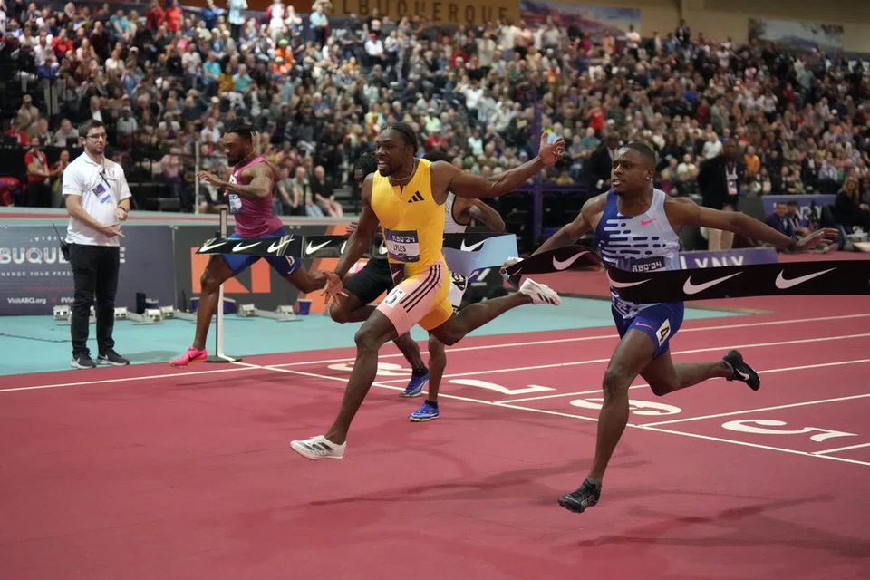 Noah Lyles (dua dari kanan) menewaskan rakan senegaranya dari Amerika Syarikat, Christian Coleman (kanan) untuk menang acara pecut 60 meter, semasa Kejohanan Dalam Stadium USATF di Pusat Konvensyen Albuquerque. 